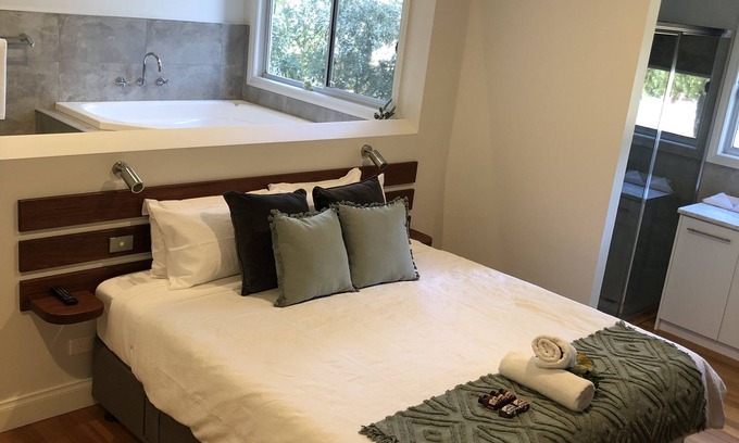 Halls Gap Villa | Exceptional Manuka Retreat with Pool and Lake Views