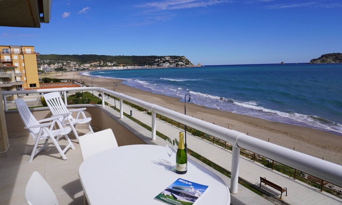 Els Griells Apartment | Discover Manureva C - L'Estartit: Family-Friendly Getaway