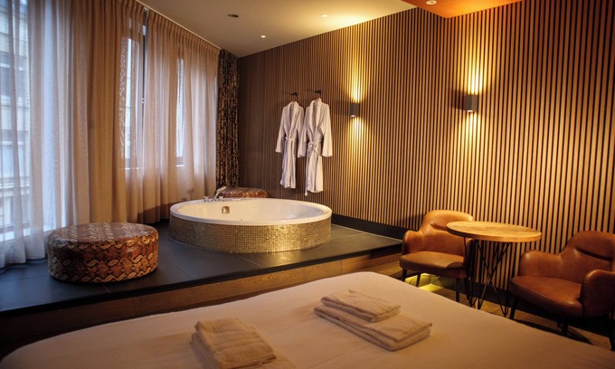 Zaandam Hotel | Discover Manzo's Suites: Eco-Friendly Comfort & Breakfast