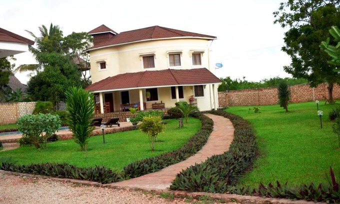 Manyimbo Villa | Maphibavilla: Beachfront Bliss with Ocean Views & Pool