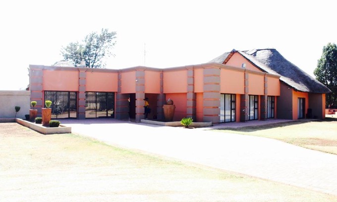Vanderbijlpark House | Comfortable Maphodi Guest House with Pool and Breakfast