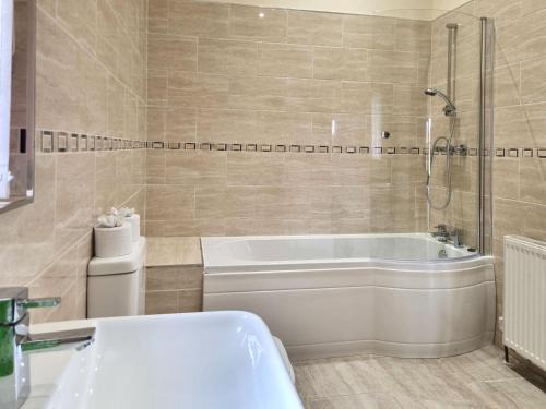 Fitling House | Pet-Friendly Maple 14 with Hot Tub - Rated 10/10 by Guests