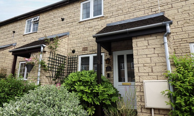 Broadway Cottage | Maple Cottage: Pet-Friendly Retreat with Garden in Broadway
