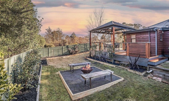 Porepunkah House | Maple Cottage Porepunkah - Modern Getaway with Pool & Pets