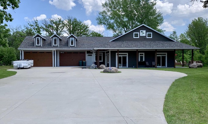Alexandria House | Maple Drive Lodge: Ideal Retreat for Large Groups & Families