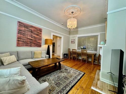 Katoomba House | Maple Grove: Pet-Friendly 4-Star Hotel with Outstanding Reviews