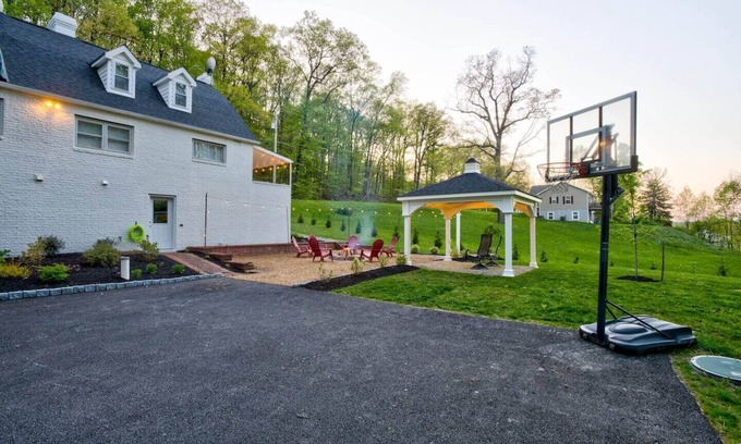 Mohnton House | Pet-Friendly Maple Grove Guesthouse: 9.8/10 Rated Stay