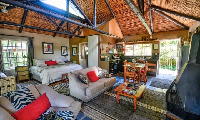 Hogsback Ski Chalet | Maple Grove: Ideal Family Retreat with Hot Tub & Kitchen