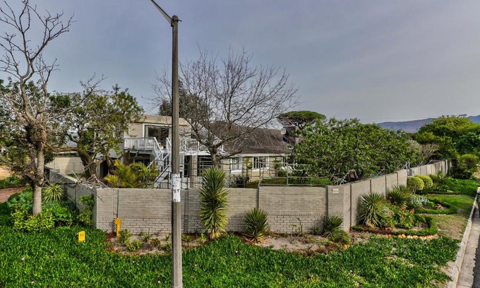 Bergvliet Apartment | Maple Residence: Family-Friendly Retreat with Top Reviews