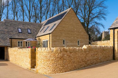 Ebrington House | Maple House: 4-Star Retreat with Pet-Friendly Amenities
