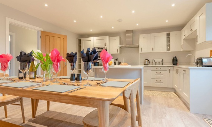 Ebrington Cottage | Maple House: Family-Friendly Retreat with Spa & Hot Tub