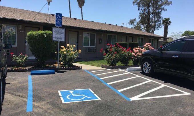 Los Banos Hotel | Family-Friendly Maple Inn and Suites in Los Banos