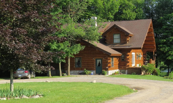 Tustin Cabin | Top-Rated Maple Lane Lake House with Scenic Views and Breakfast