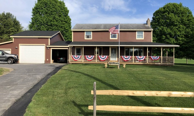 Williston North House | Top-Rated Maple Leaf Acres: Family-Friendly & Pet Welcome