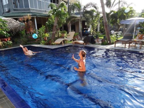 Daluwakotuwa Hotel | Inviting Maple Leaf Resort with Pool and Breakfast Included