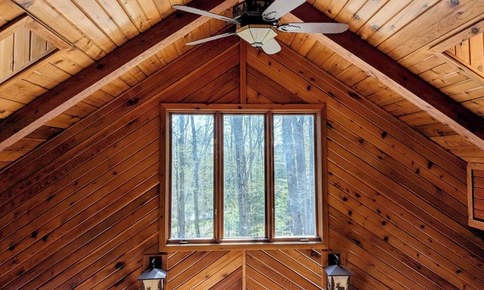 Stambaugh Ski Chalet | Maple Leaf Lodge Clean & Cozy Hot Tub Sleeps 9 <10min Walk to Ski Brule
