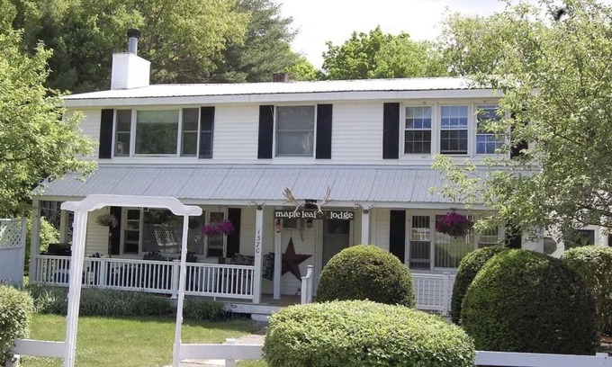 Schroon Lake Hotel | Maple Leaf Lodge: Deluxe Suite with Pool & Lake View