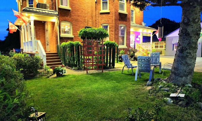 Goderich Hotel | Maple Leaf Motel: Guest Rated 9/10 with Spa & Breakfast