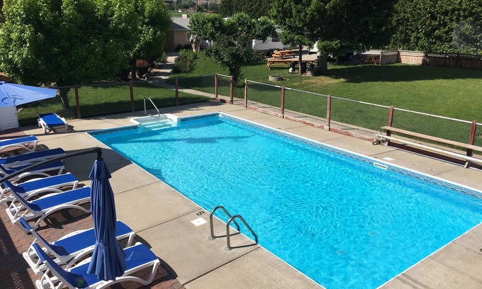 Okanagan-Similkameen Hotel | Top-Rated Maple Leaf Motel & RV Resort with Pool & Breakfast