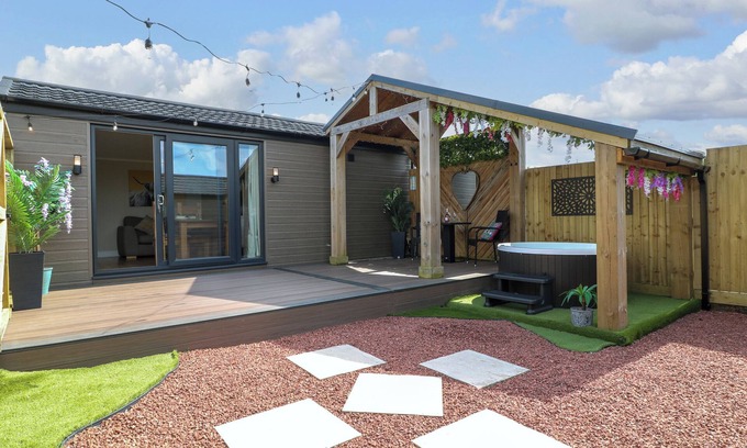 Swadlincote Cottage | Pet-Friendly Retreat with Hot Tub in Donisthorpe