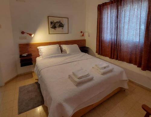 Rosh Pinna Apartment | Maple's Place - Guest Rated 10/10 with Hot Tub & Breakfast