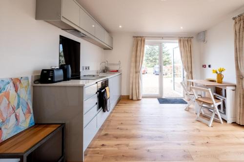 Pettistree Apartment | Maple – Three Tuns Apartments: Pet & Child Friendly Stay