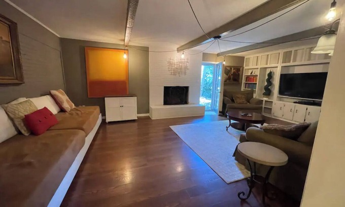 Northport House | Maple Tree House: Family-Friendly Retreat Near Stadium
