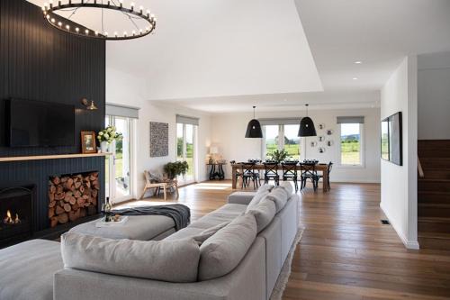 Newlyn North House | Family-Friendly Retreat at Mapledurham - 4-Star Comfort Awaits
