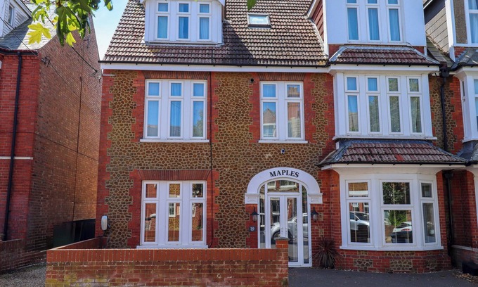 Hunstanton Cottage | Pet-Friendly Maples Cottage in Scenic Hunstanton