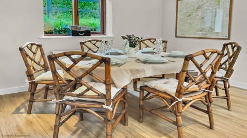 East Tisted House | Pet-Friendly Retreat at Maplescombe for the Whole Family