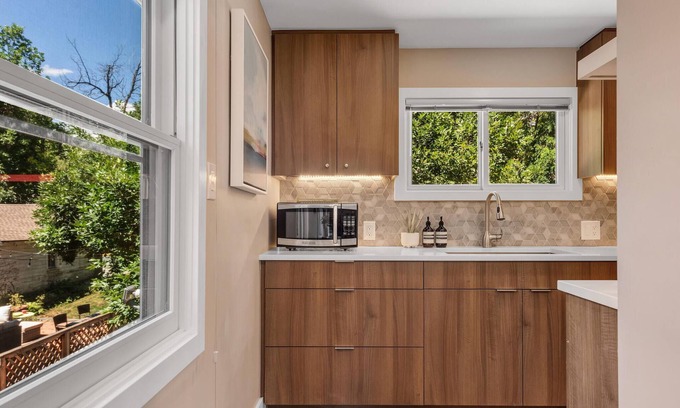 Mapleton Hill House | Mapleton Hill Treehouse: Pet-Friendly Retreat Near Downtown