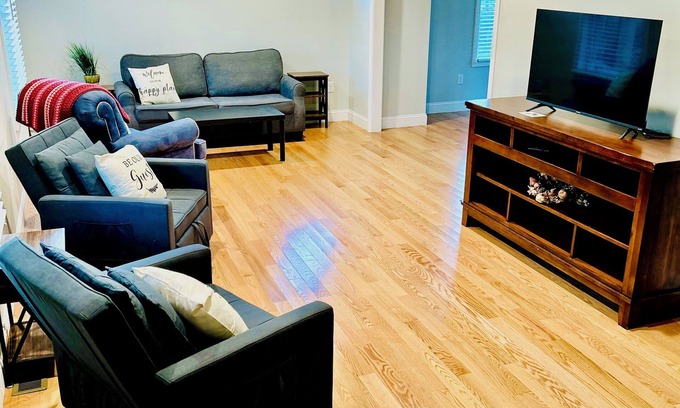 Kingston House | Pet-Friendly Maplewood Hotel with Breakfast & Perfect Location