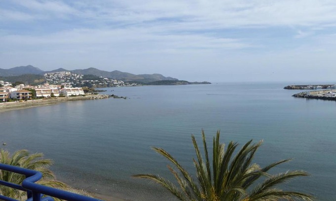 Llanca Apartment | Oceanfront Retreat: Marítim I Àtic, Rated 9/10 by Guests