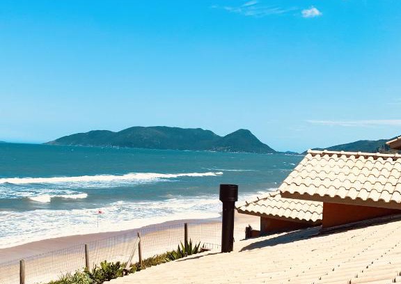 Morro das Pedras House | Relax at Mar Doce Lar with Oceanfront Views & Pet-Friendly Stay