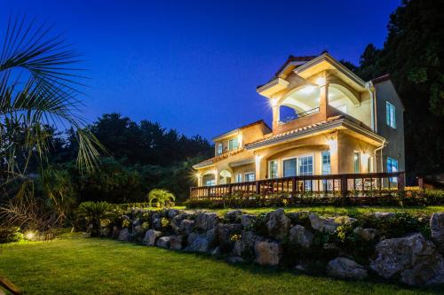 Jungmun House | Family-Friendly Retreat at Mar En Luz - 4-Star Comfort