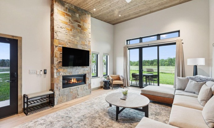 Grantsdale Cabin | Experience Mara Luxury Cabins with Scenic Lake Views