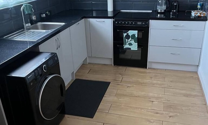 Watford House | Discover Marahome: Family-Friendly Stay with Breakfast