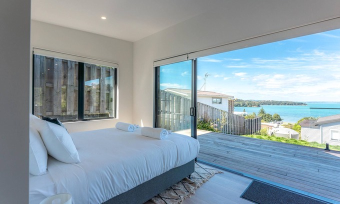 Surfdale Cottage | Marama Cottages - Luna Cottage: Family-Friendly Retreat