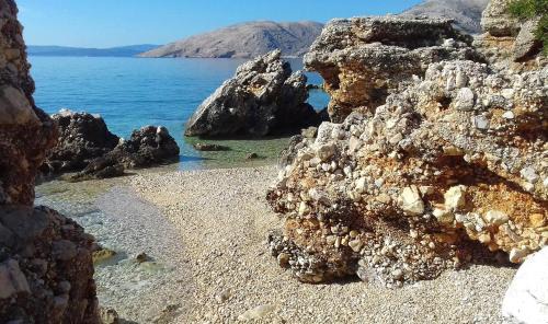 Stara Baska Apartment | Oceanfront Escape at Maramare Pinus with Scenic Views