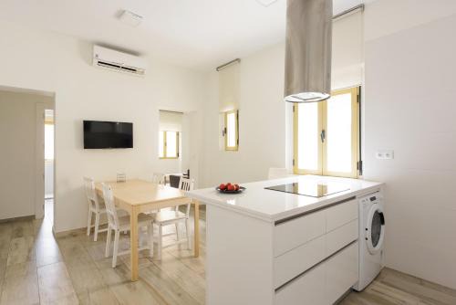 Genil Apartment | Family-Friendly Apartment in Realejo for 8 Guests