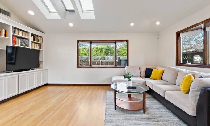 Loyola House | Guest Rated: 10/10 @ Marbella Lane - Cozy 2BR Retreat