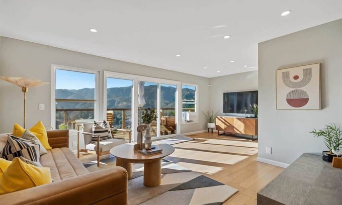 Park Pacifica House | Elegant Marbella Lane Abode with Mountain Views & Amenities
