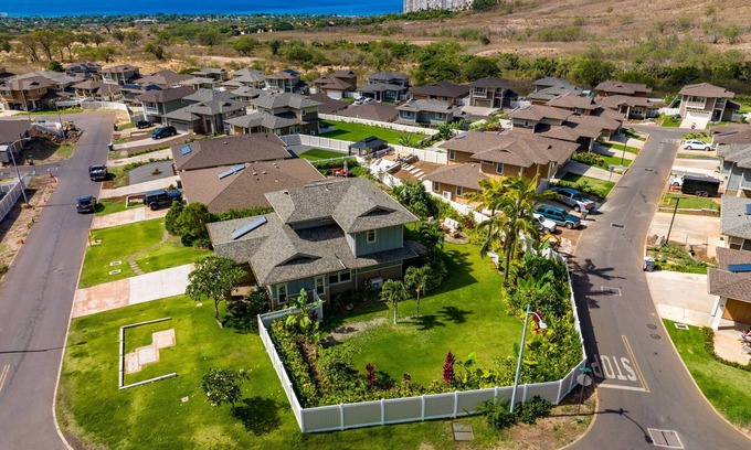 Makaha Valley House | Cozy Marbella Lane: Oceanfront Home with Family Amenities