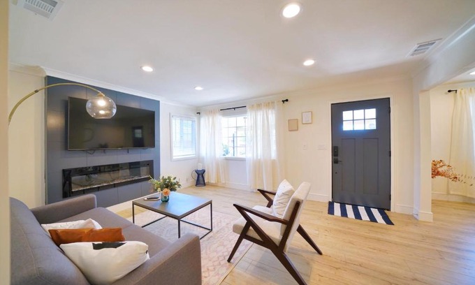 Redwood City House | Bright 4BR Marbella Lane Retreat with Child-Friendly Perks