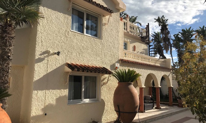Golden Mile Villa | Beachfront Marbella Villa: 10/10 Guest Rated Getaway