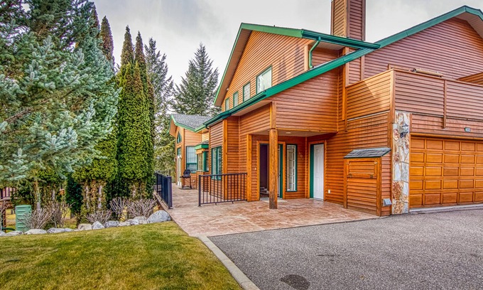 East Kootenay House | Marble Canyon 4 Bedroom Townhome with Golf Course Views