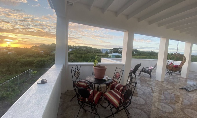 Runaway Bay Apartment | Discover Marble Hill: Breathtaking Ocean View & Family Friendly
