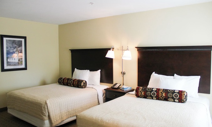 Kelleys Island Hotel | Marblehead Suite: Relax by the Lake at Kelley's Island