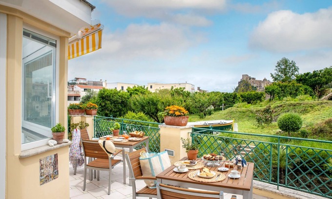 Ischia Porto Bed & Breakfast | Cozy Marcantonio B&B: Child-Friendly Stay with Breakfast