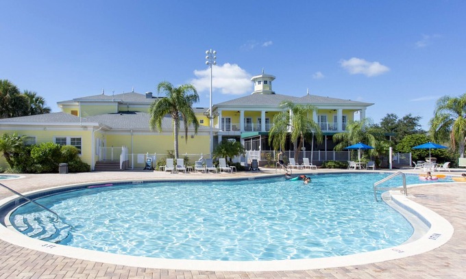 Bahama Bay Condo | Last Minute March Getaway with Pool and Spa Amenities